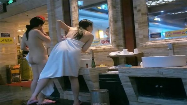 【温泉洗浴偷拍流出】女宾淋浴浸泡区内部无码曝光！美人入浴湿身诱惑，私密沐浴画面全记录！