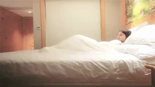 大屌魔人约炮苗条贫乳御姐，疯狂爆操内射嫩穴